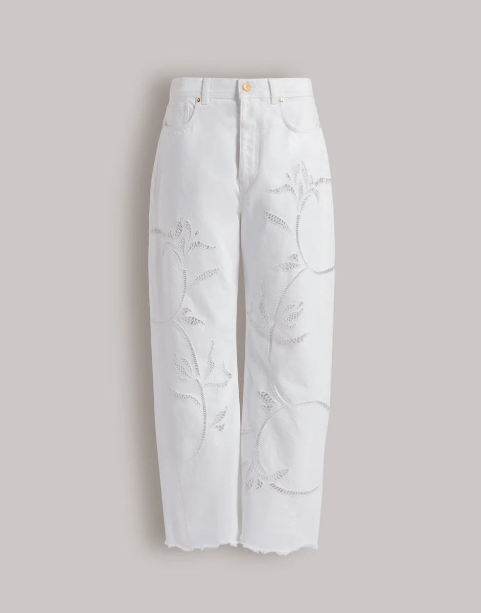 Pantaloni in denim con ricamo floreale - immagine 2