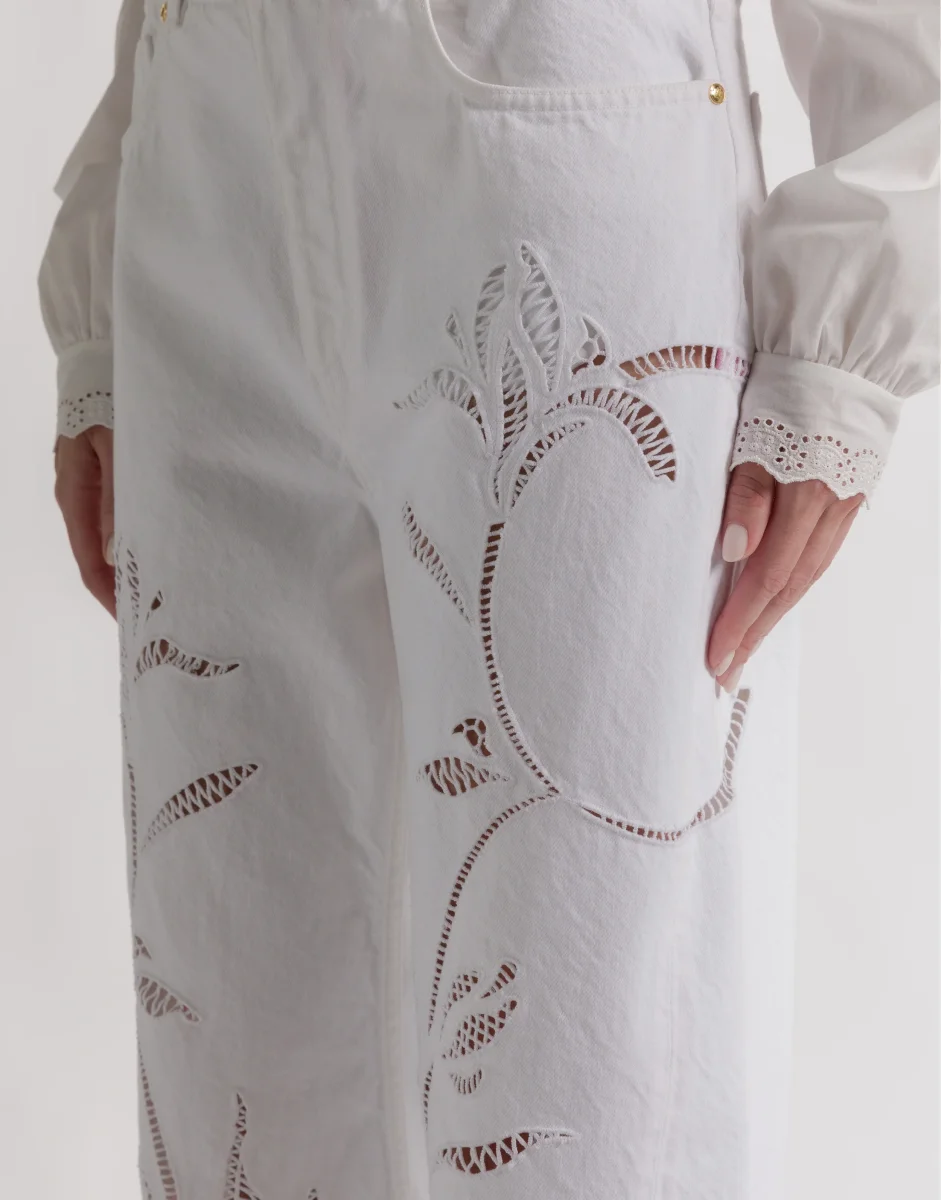 Pantaloni in denim con ricamo floreale - immagine 5