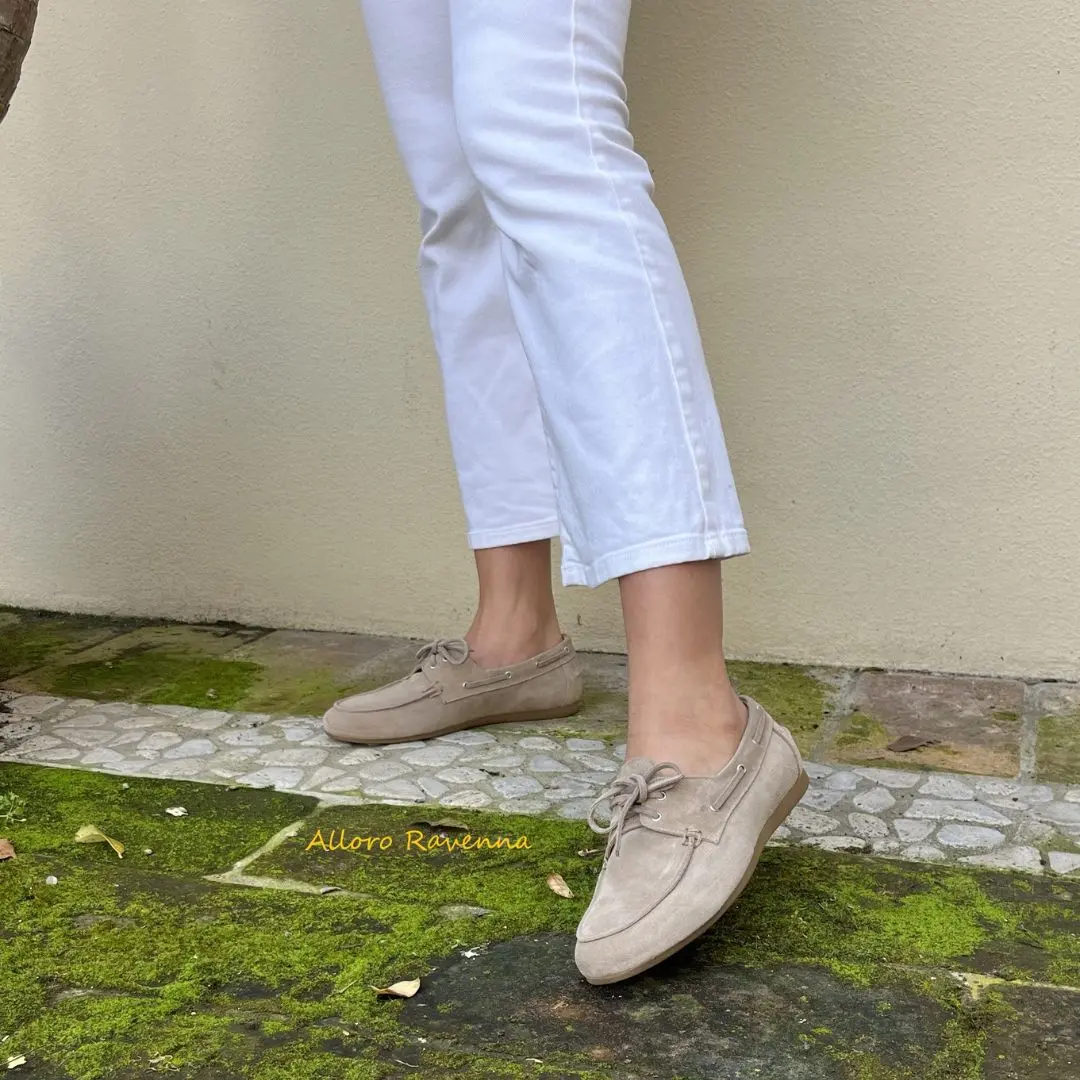 Mocassino modello barca in camoscio taupe - immagine 2